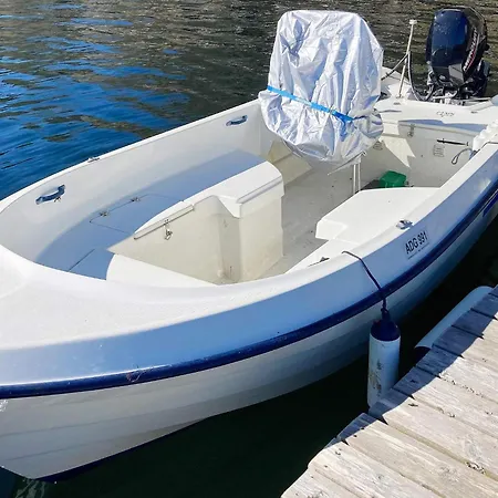 6 Person In Halsanaustan-by Traum Korsnes